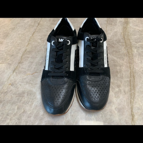 Michael Kors Size 7. Black/White leather. - Picture 4 of 4